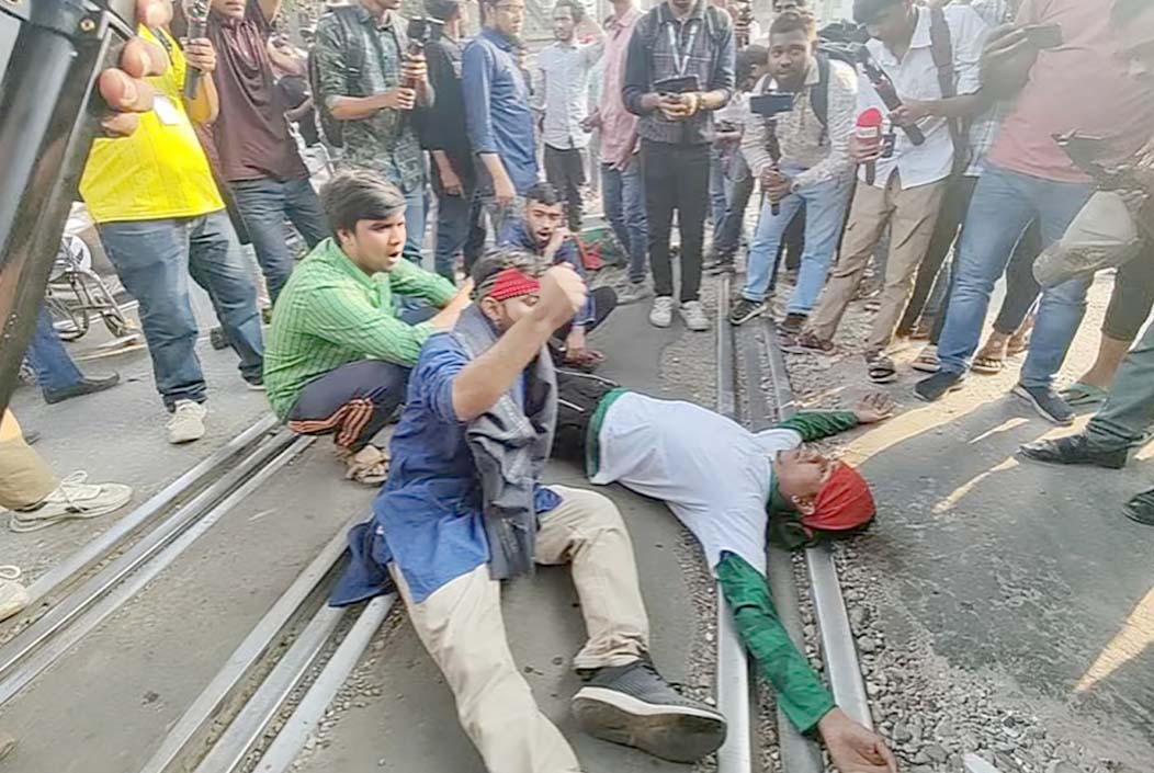 মহাখালীতে রেলপথ অবরোধ তিতুমীর শিক্ষার্থীদের