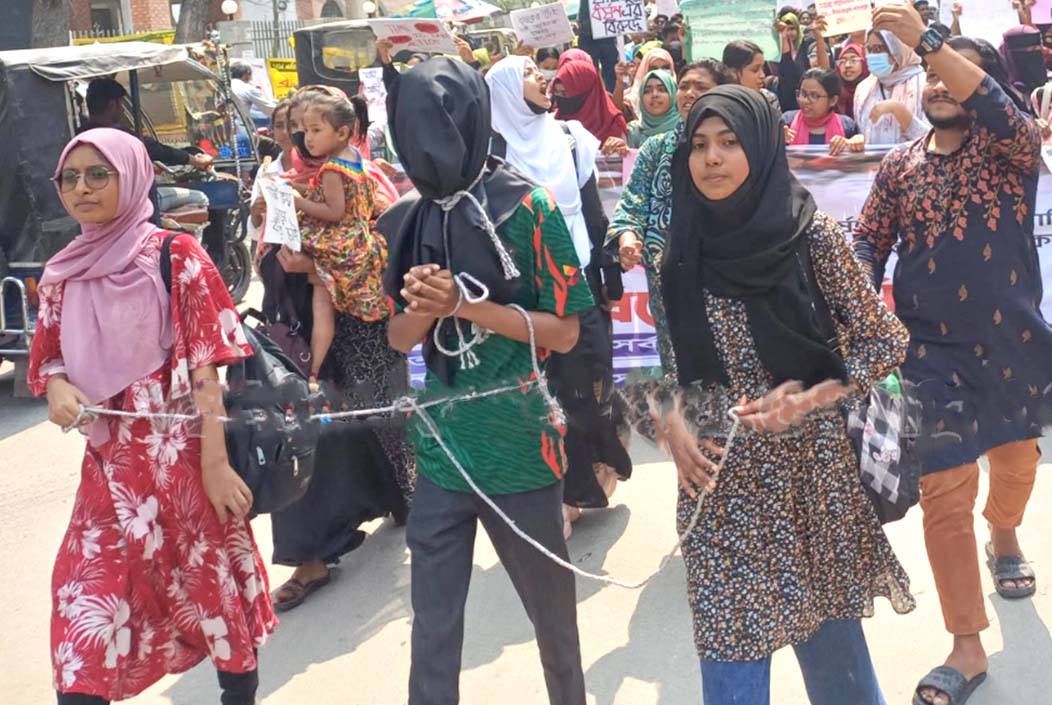 ধর্ষণের বিরুদ্ধে অভিনব প্রতিবাদ বগুড়ায় প্রতীকী ধর্ষকের মাথায় জম টুপি