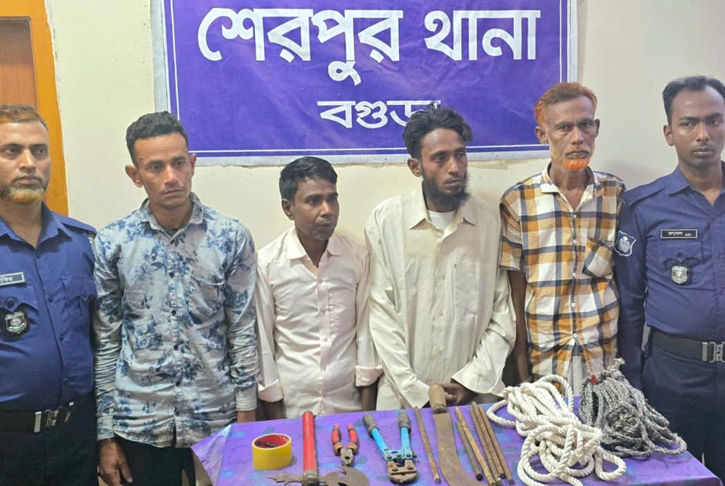 পুলিশের ত্রিমুখী অভিযানে ১০ ডাকাত ও ৫ মাদক কারবারি গ্রেফতার