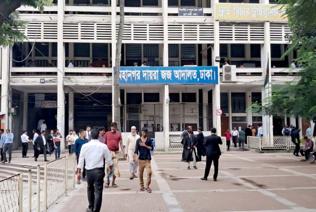 আদালতে আত্মসমর্পণ করে জামিন চাইলেন আওয়ামীপন্থি ৯৩ আইনজীবী
