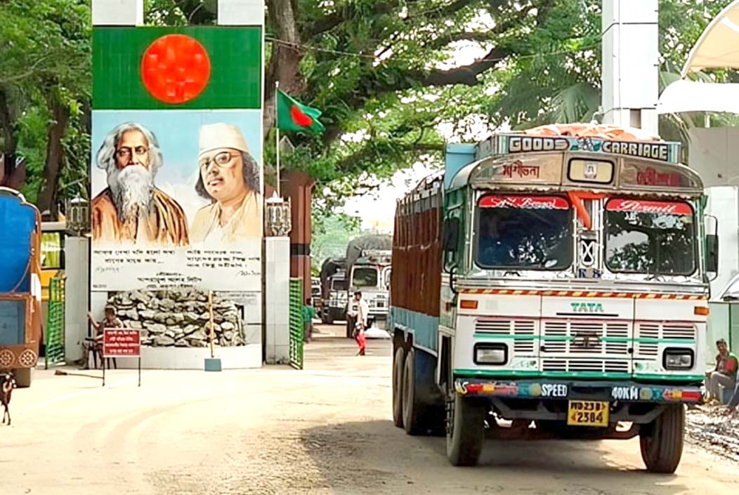 ভারতের ট্রান্সশিপমেন্ট বাতিল বেনাপোল থেকে ফেরত গেল ৪ রপ্তানি পণ্যবাহী ট্রাক