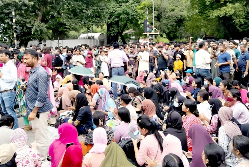 অবস্থান কর্মসূচির দ্বিতীয় দিনেও অনড় জবি শিক্ষার্থীরা, দাবি না মানলে ফিরবেন না ক্লাসে