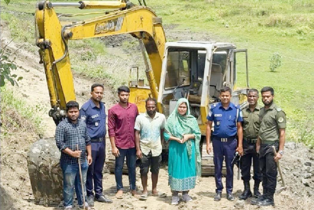 অবৈধভাবে নদী থেকে মাটি উত্তোলন, ব্যবসায়ীকে লাখ টাকা জরিমানা