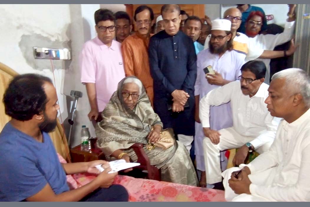 জুলাই আন্দোলনে আহত এনামের চিকিৎসার দায়িত্ব নিলেন তারেক রহমান