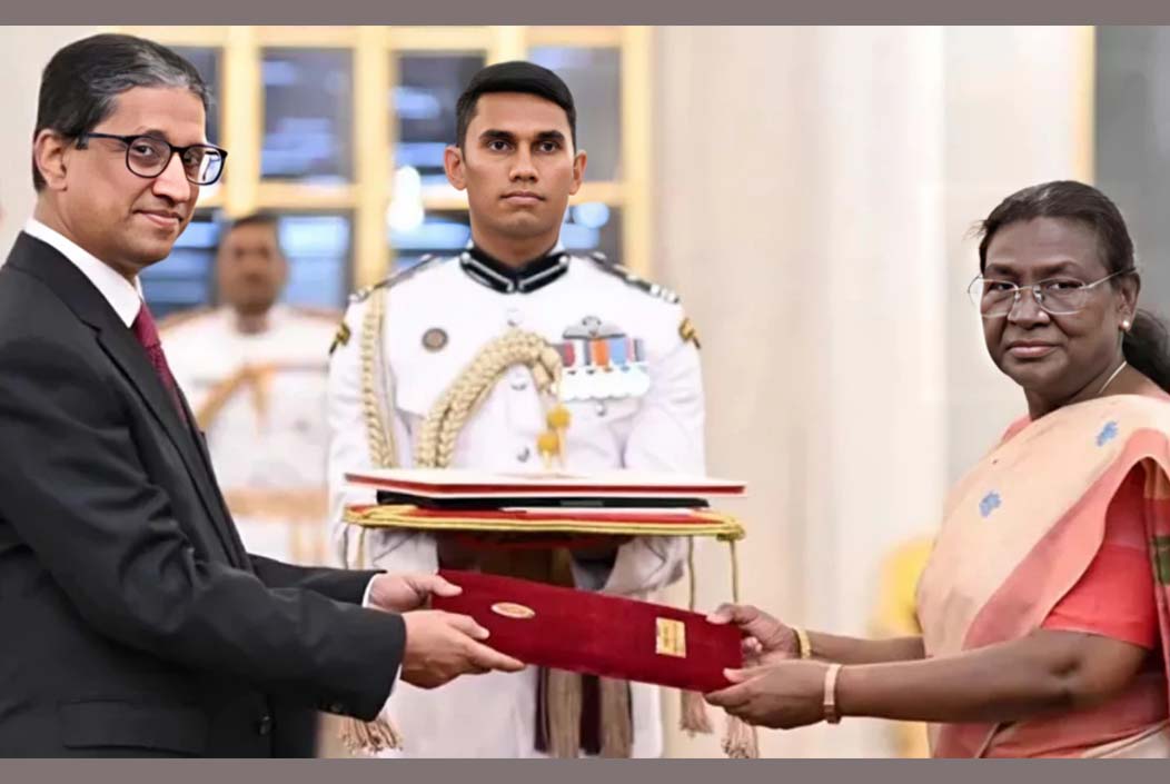 দিল্লিতে রাষ্ট্রপতির কাছে পরিচয়পত্র পেশ করলেন রিয়াজ হামিদুল্লাহ