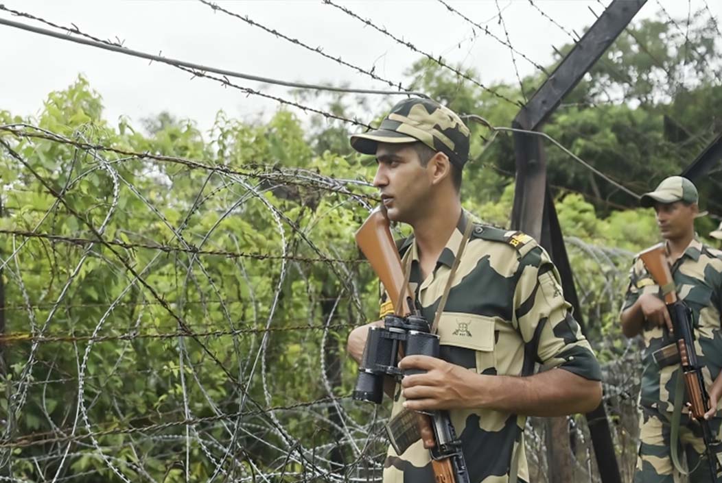 দুই বাংলাদেশিকে ধরে নিয়ে গেল বিএসএফ, প্রতিবাদে দুই ভারতীয়কে ধরে আনল স্থানীয়রা