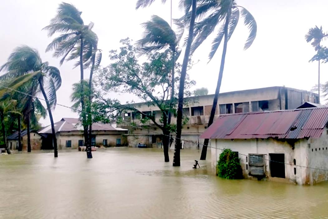 নোয়াখালীতে রেকর্ড বৃষ্টি, জোয়ারে তলিয়ে গেছে ঘরবাড়ি ও ফসল