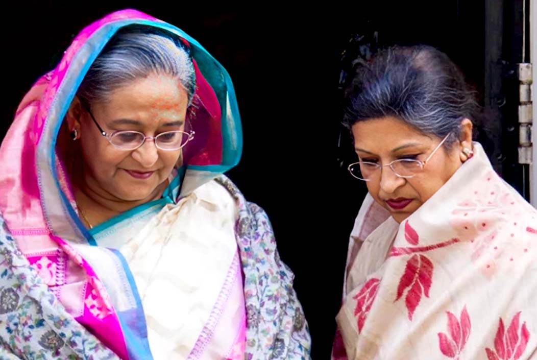পদত্যাগ করাতে শেখ হাসিনার পা জড়িয়ে ধরেছিলেন শেখ রেহানা