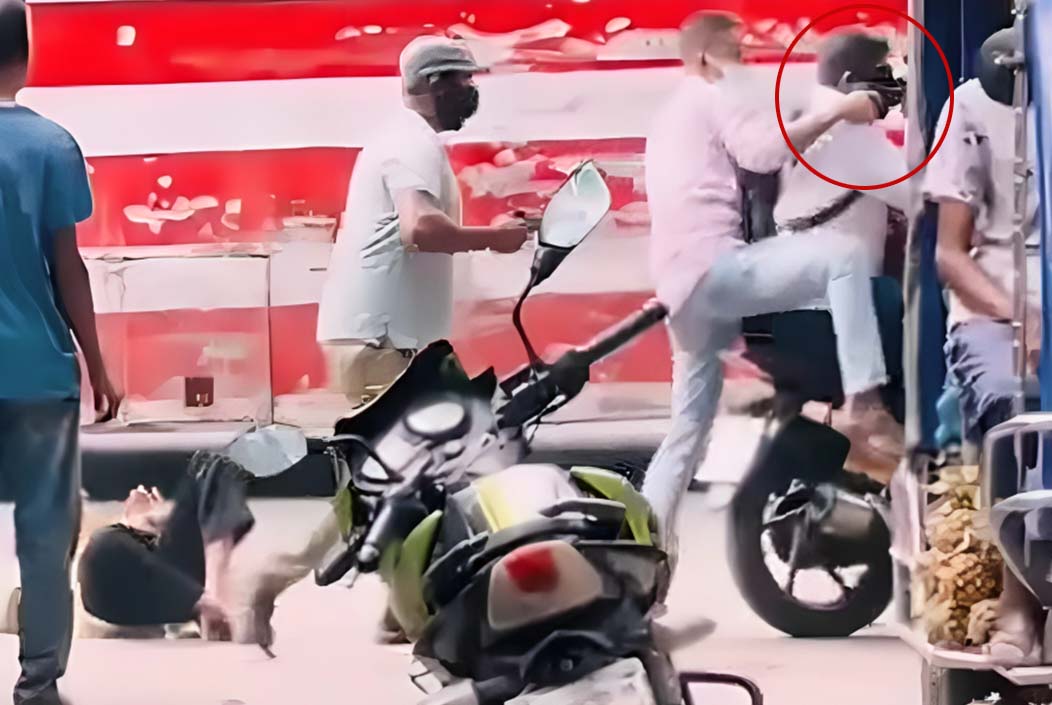 প্রকাশ্যে ব্যবসায়ীকে গুলি, ২২ লাখ টাকা ছিনতাই