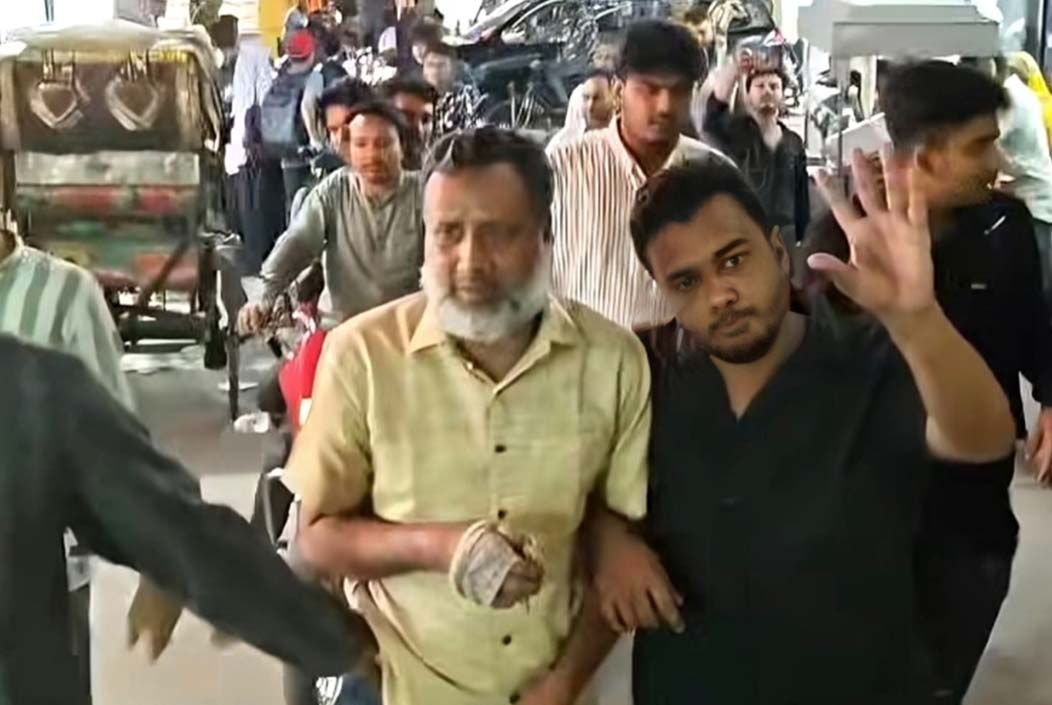 বগুড়ায় আ.লীগ নেতা ডা. মিল্লাতকে ডিবিতে সোপর্দ করলেন এনসিপি নেতারা