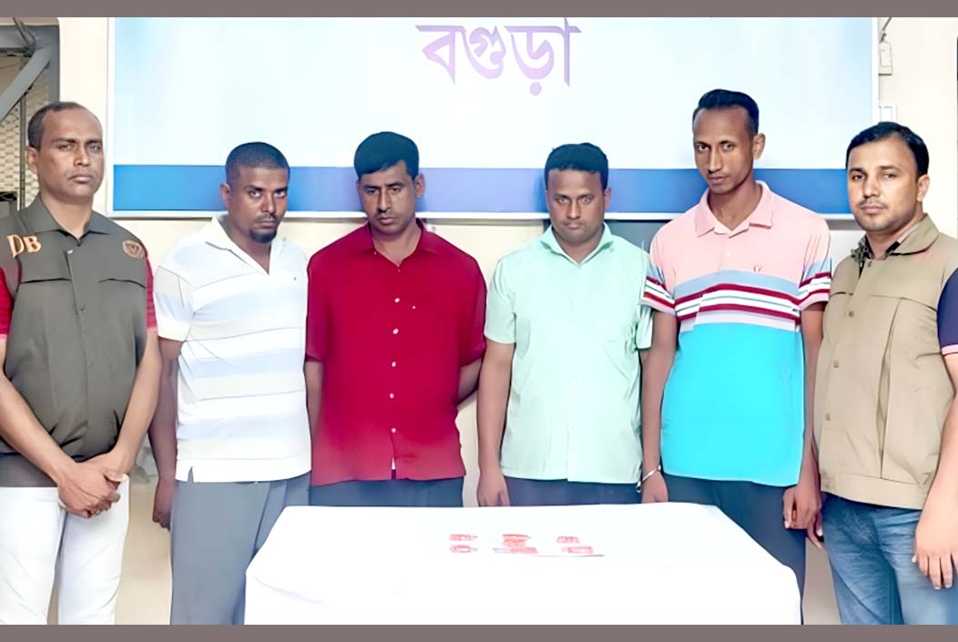 বগুড়ায় ইয়াবাসহ ধরা পড়লেন তিন পুলিশ ও এক আনসার সদস্য