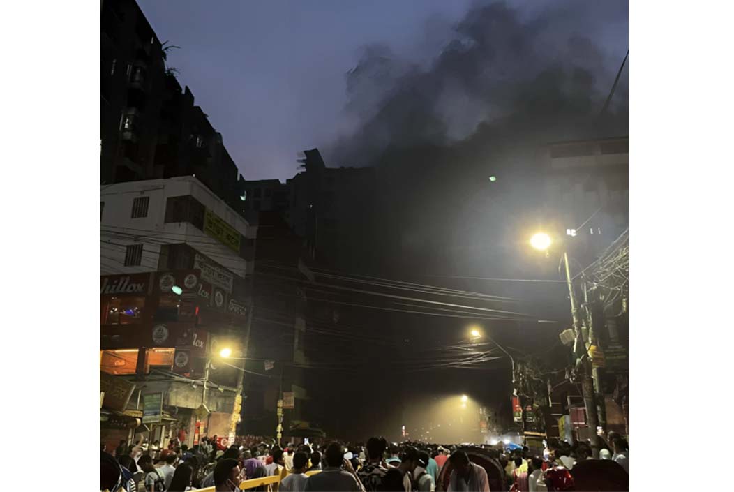 বেইলি রোডে সিরাজ টাওয়ারে ভয়াবহ আগুন, নিয়ন্ত্রণে ১০ ইউনিট