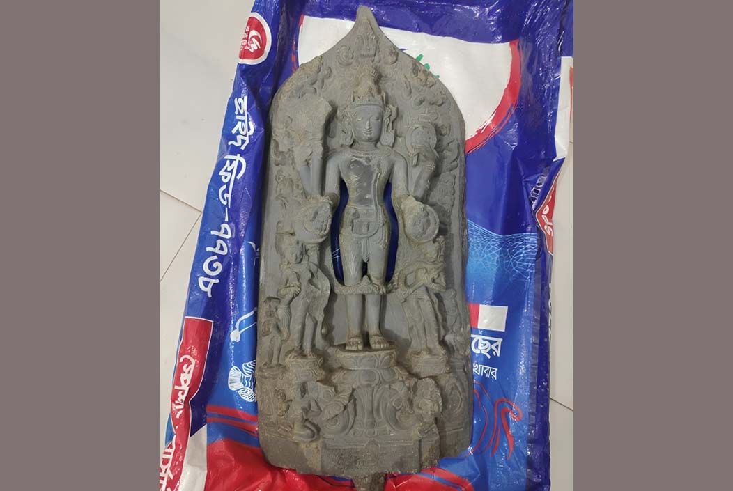 শেরপুরে প্রাচীন বিষ্ণু মূর্তি উদ্ধার, পাচারচক্রে জড়িত ৩ জন গ্রেপ্তার
