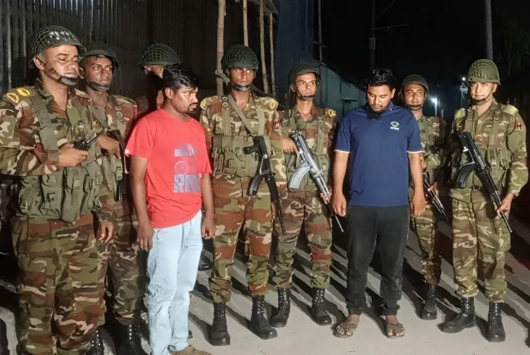 সেনাবাহিনীতে চাকরি দেয়ার কথা বলে প্রতারণা, বগুড়ায় ধরা পড়ল ২ প্রতারক