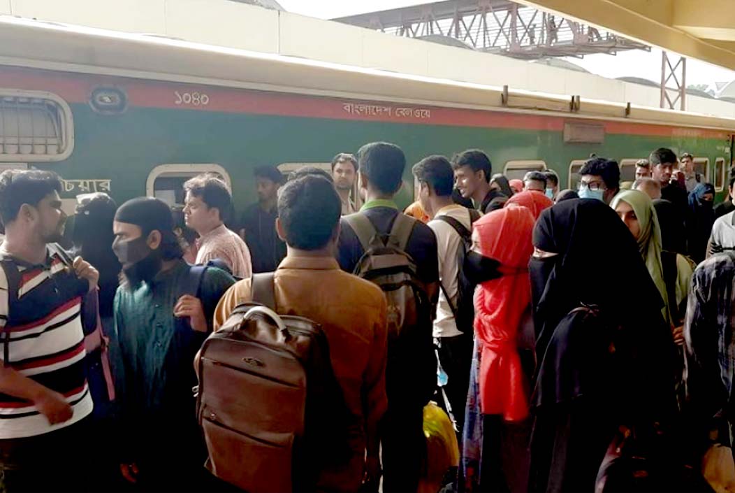 কমলাপুরে উপচে পড়া ভিড়, ঘরমুখো মানুষের স্রোত