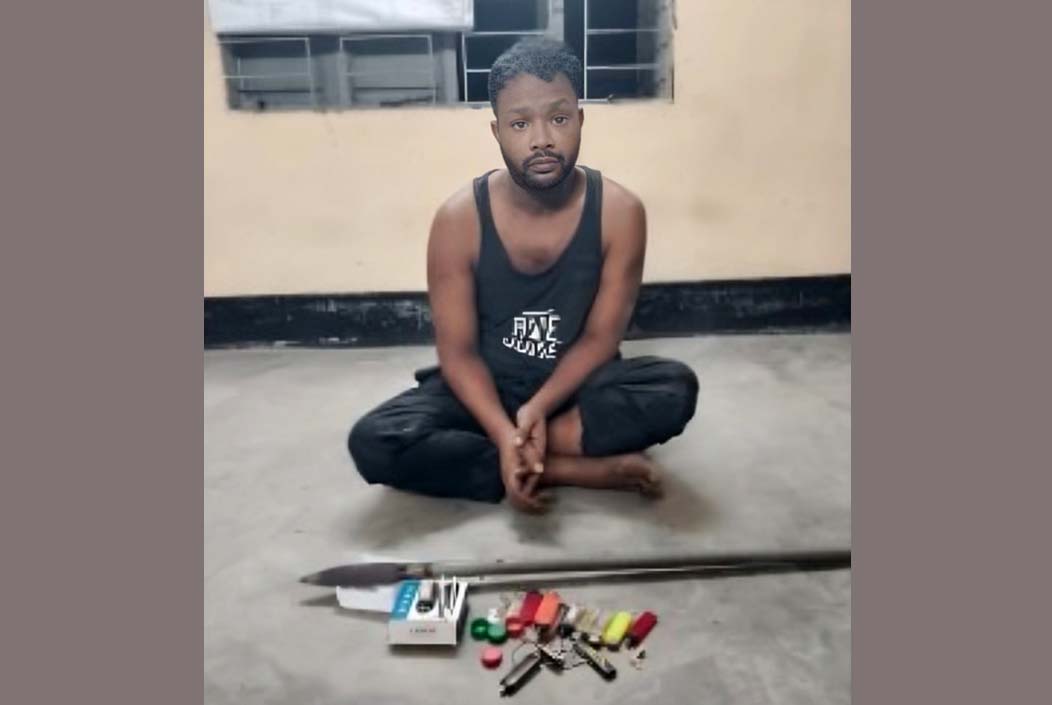 চাচির গোসলের গোপন ভিডিও করে ভাইরালের হুমকি, যুবক আটক
