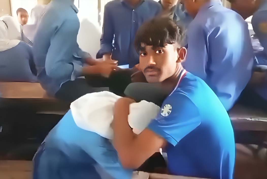 বগুড়ায় শ্রেণিকক্ষে অশালীন আচরণের ভিডিও ভাইরাল, দুই শিক্ষার্থী বহিষ্কার