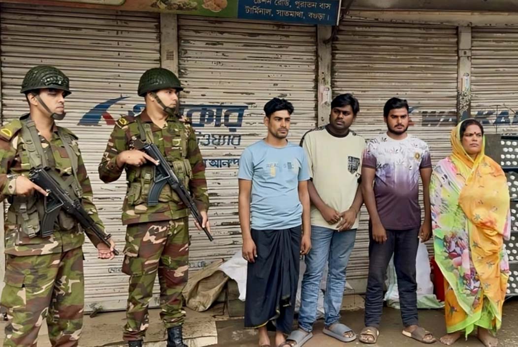 বগুড়ায় সেনাবাহিনীর ফের ব্লক রেইড, মাদক, অস্ত্র ও নগদ টাকাসহ আটক ৪