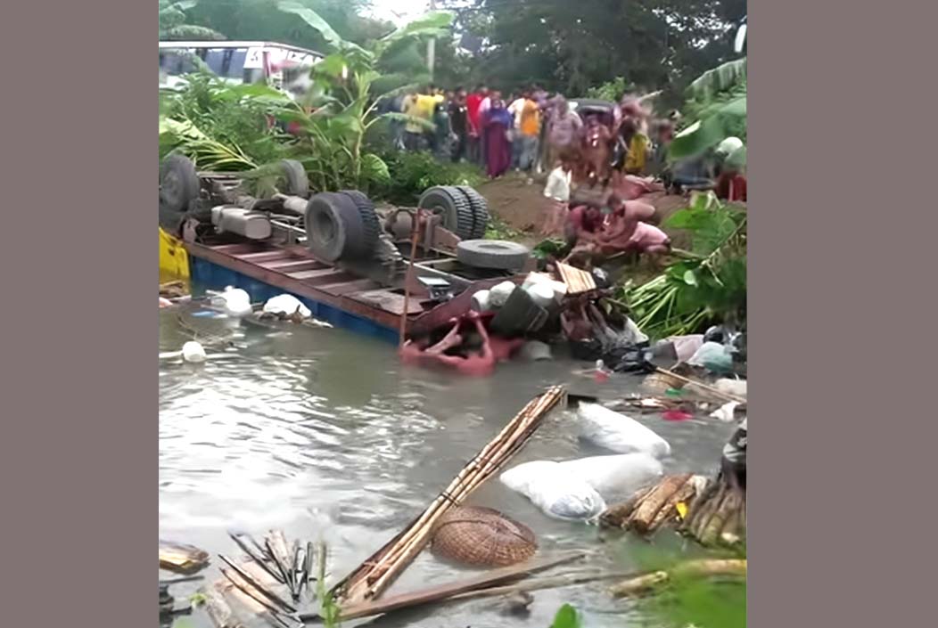বরিশালে ট্রাক উল্টে পুকুরে, দুই নারী নিহত, আহত ২১