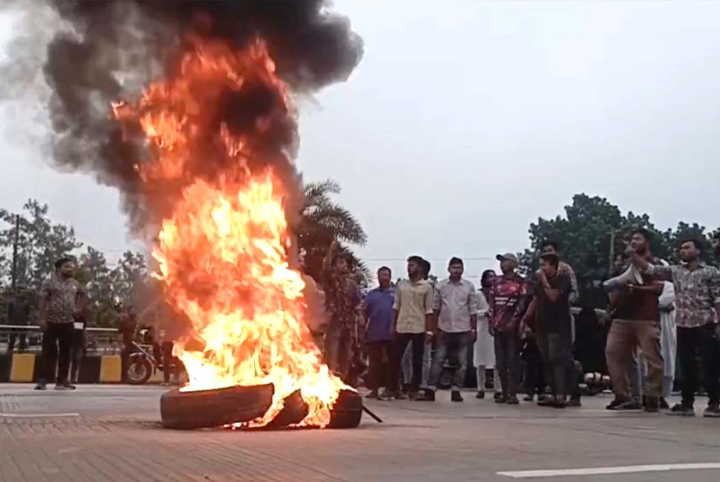 গোপালগঞ্জে হামলার প্রতিবাদে বগুড়ায় এনসিপির সড়ক অবরোধ ও বিক্ষোভ