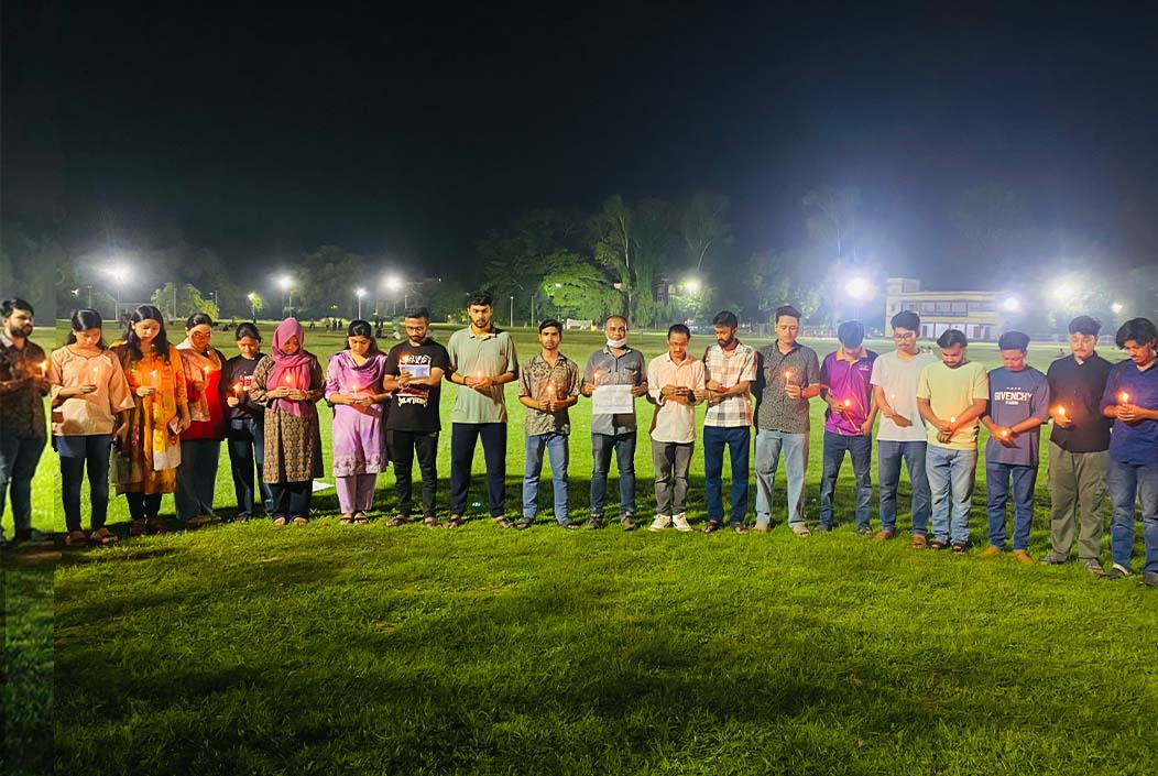 ঢাকায় বিমান দুর্ঘটনায় বেনারসে মোমবাতি প্রজ্বালনে বাংলাদেশি শিক্ষার্থীদের শোক
