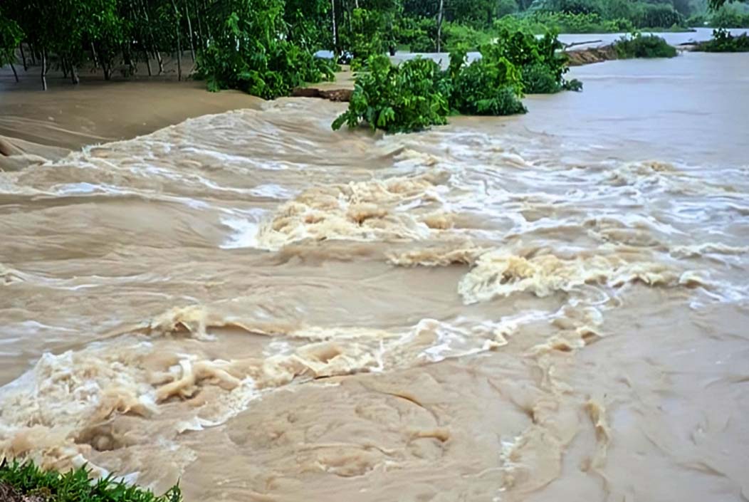 ফেনীতে পাহাড়ি ঢলে বাঁধ ভেঙে প্লাবিত ২০ গ্রাম, পানিবন্দি হাজারো মানুষ