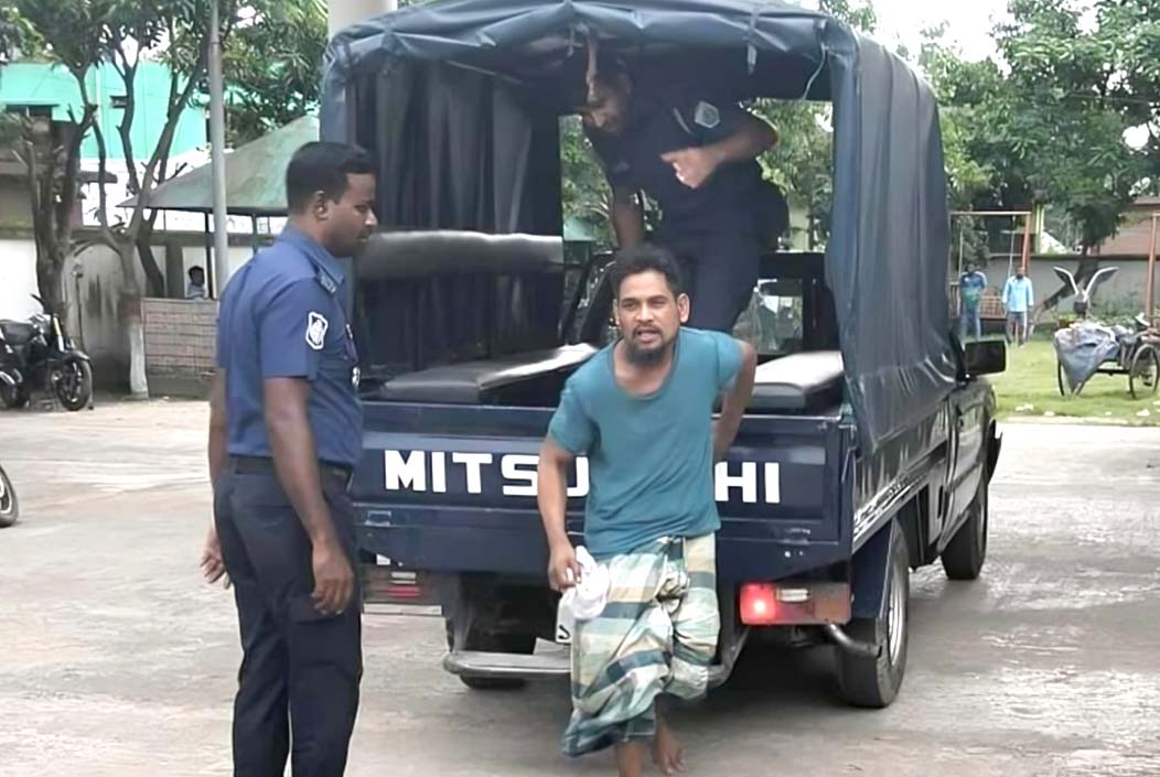 বগুড়ায় চাঁদাবাজির সময় জনতার হাতে পুলিশ সদস্য আটক