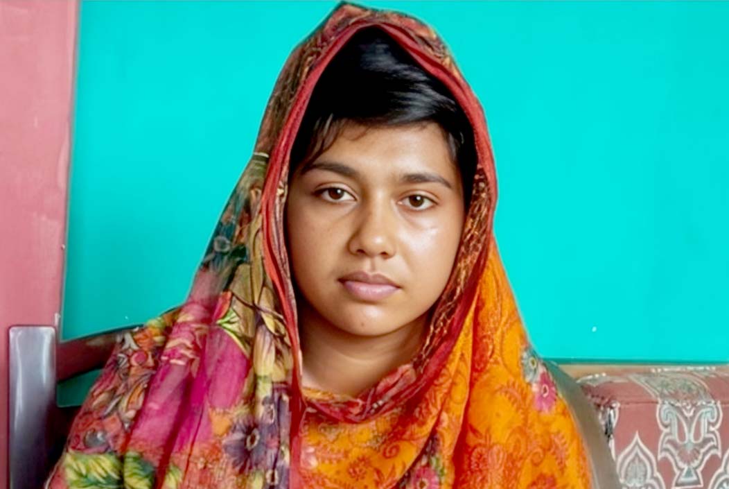 বগুড়ায় বিয়ের দাবিতে প্রেমিকের বাড়িতে প্রেমিকার অনশন