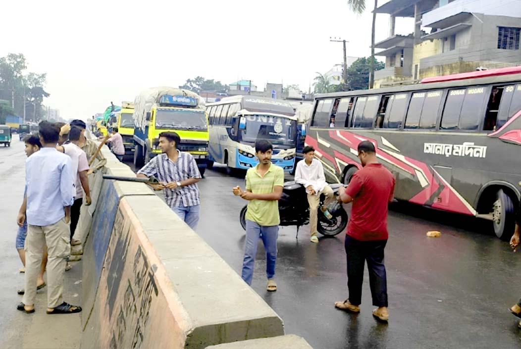 বগুড়ার শেরপুরে মহাসড়ক অবরোধ