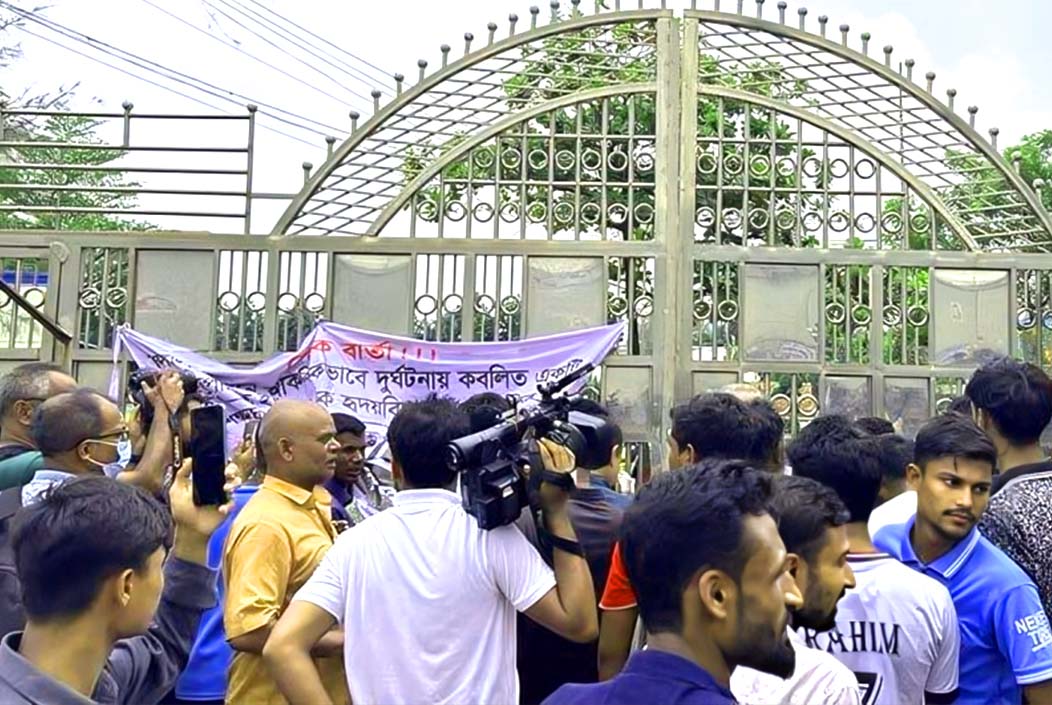 মাইলস্টোন স্কুলে সাংবাদিক-অভিভাবকদের প্রবেশে বাধা
