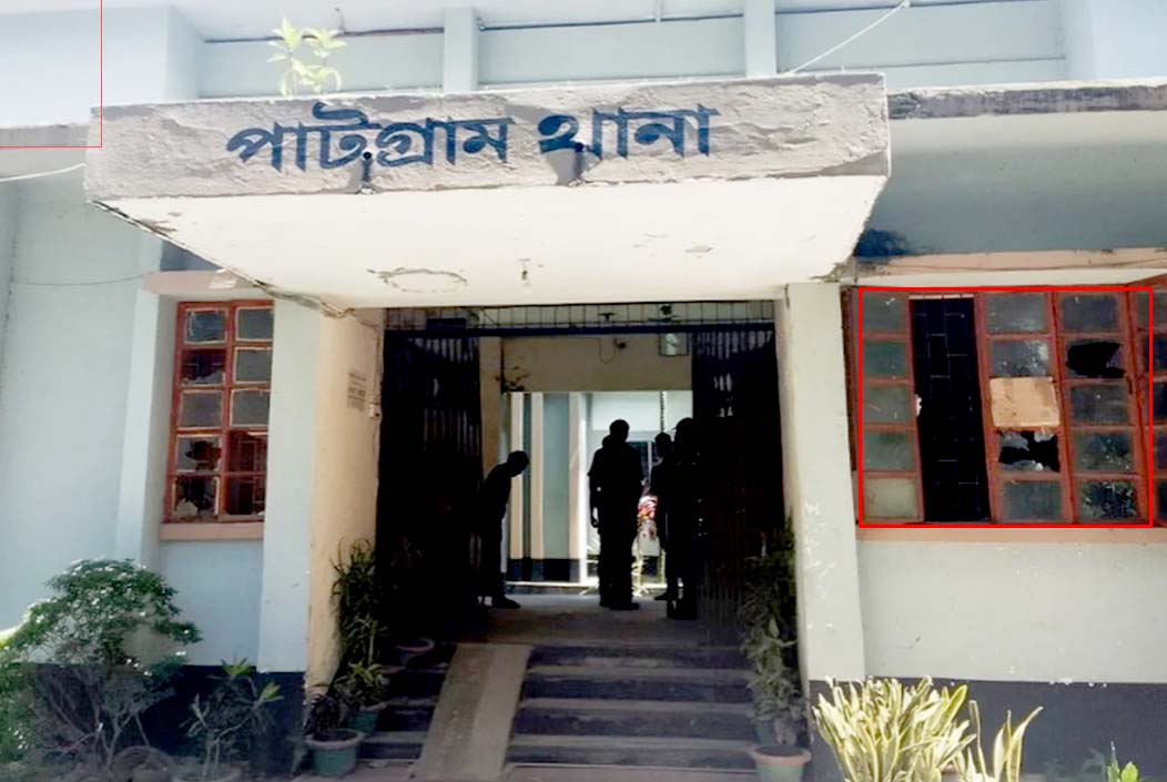 লালমনিরহাটে থানা ঘেরাও করে হামলা, দুই আসামি ছিনতাই, ওসিসহ আহত ২০