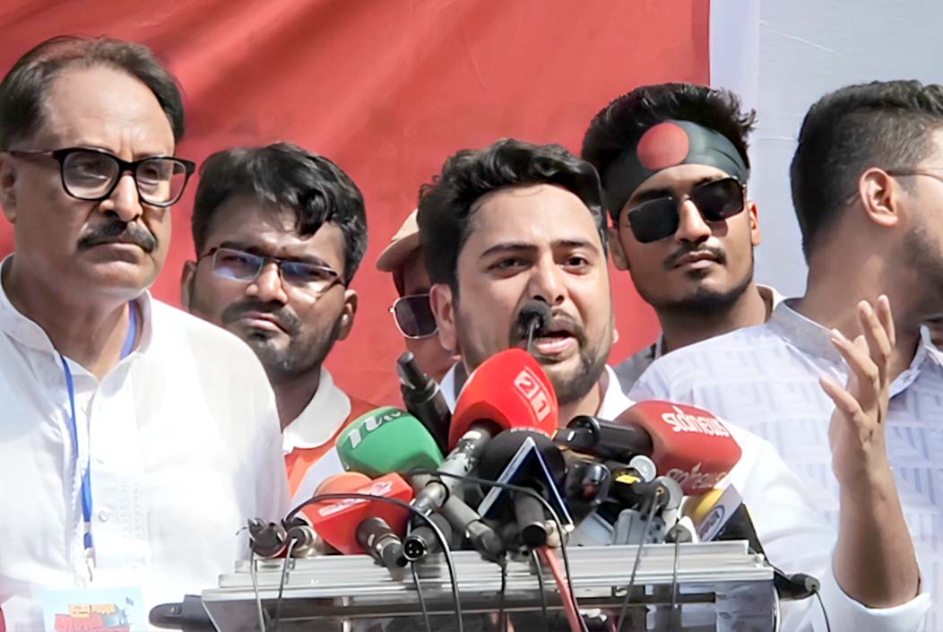সীমান্তে দাদাবাবুদের বাহাদুরির দিন শেষ চাঁপাইনবাবগঞ্জে নাহিদ ইসলাম