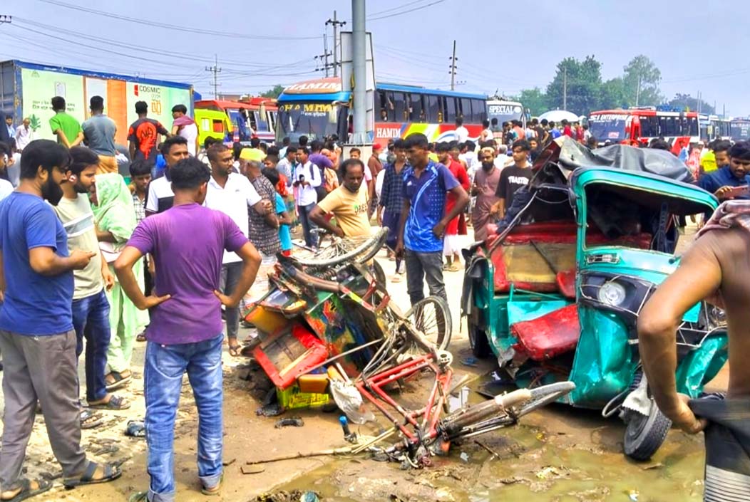 বগুড়ার বনানী বাইপাসে ত্রিমুখী সংঘর্ষে আহত ৭, ফ্লাইওভার দাবিতে মহাসড়ক অবরোধ