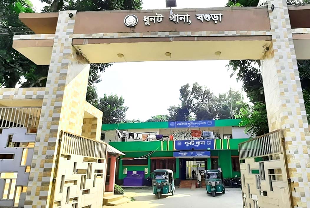 Attempted rape of a woman in the yard of a house on a rainy night in Bogra Onnetion