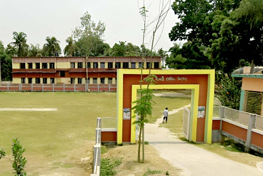 বগুড়া ধুনটে স্কুলছাত্রীকে শ্রেণিকক্ষে শ্লীলতাহানির চেষ্টা, নৈশ প্রহরী বরখাস্ত