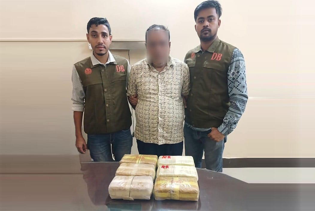 কক্সবাজারে ডিবি'র জালে ৬০ হাজার ইয়াবাসহ কুখ্যাত মাদক কারবারি আটক