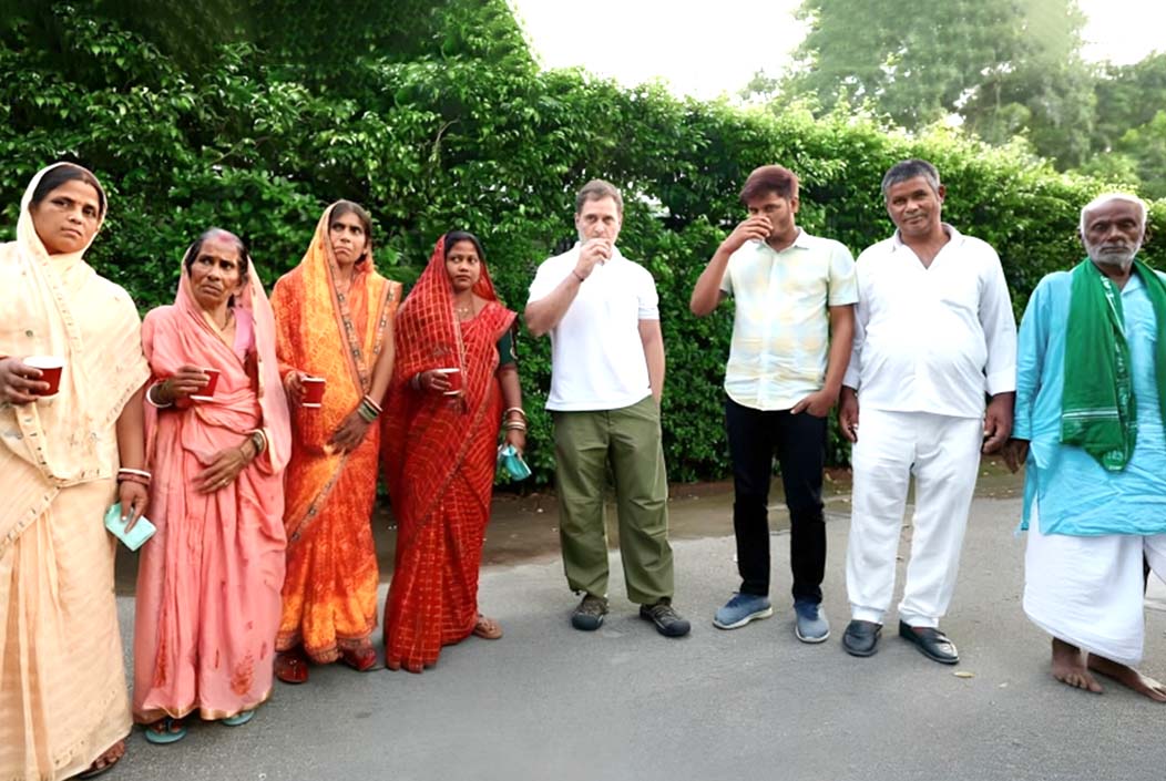 ভারতে ‘মৃত ভোটারদের’ সঙ্গে চা পান করলেন রাহুল গান্ধী