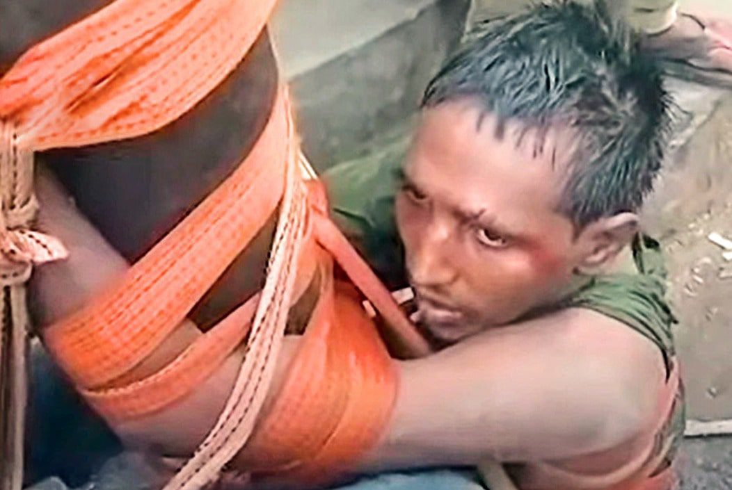 ভারতে মন্দির থেকে কলা নেওয়ার অপরাধে মুসলিম যুবককে পিটিয়ে হত্যা ভারতে মন্দির থেকে কলা নেওয়ার অপরাধে মুসলিম যুবককে পিটিয়ে হত্যা