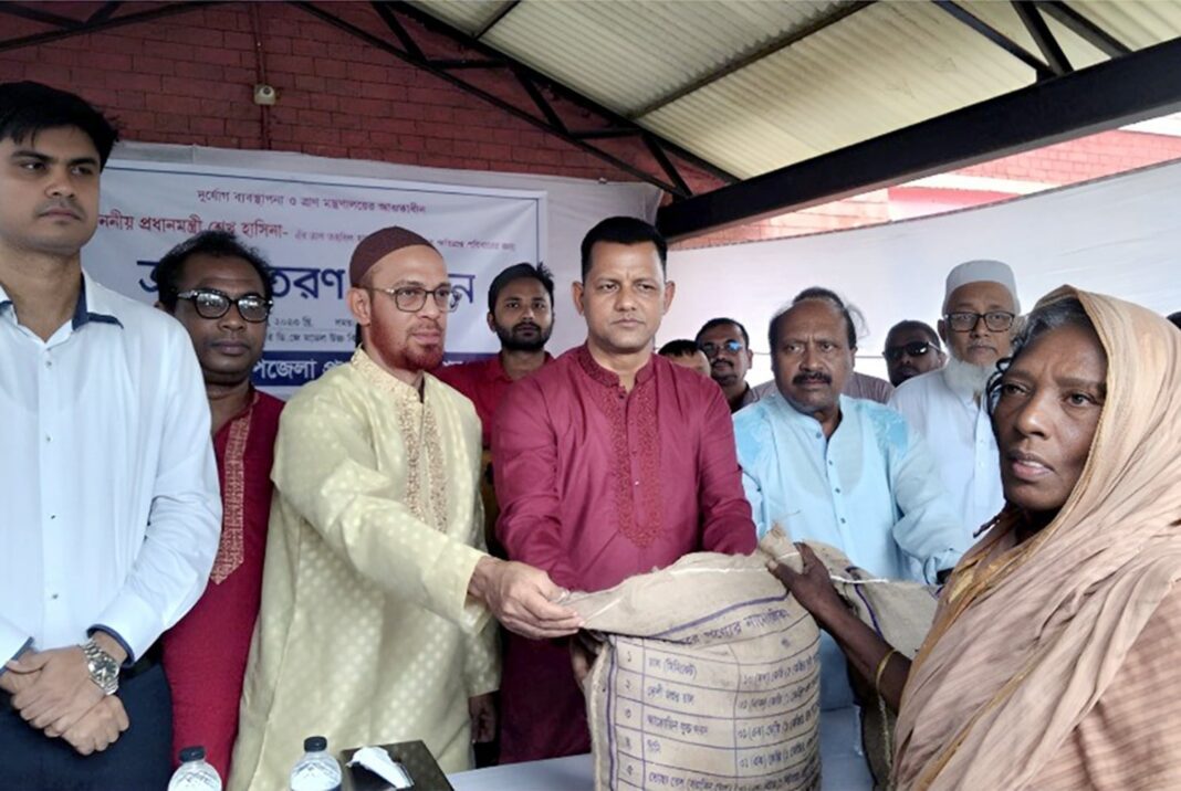 অতিবৃষ্টিতে ক্ষতিগ্রস্থদের মাঝে ত্রাণ সামগ্রী বিতরণ অতিবৃষ্টিতে ক্ষতিগ্রস্থদের মাঝে ত্রাণ সামগ্রী বিতরণ