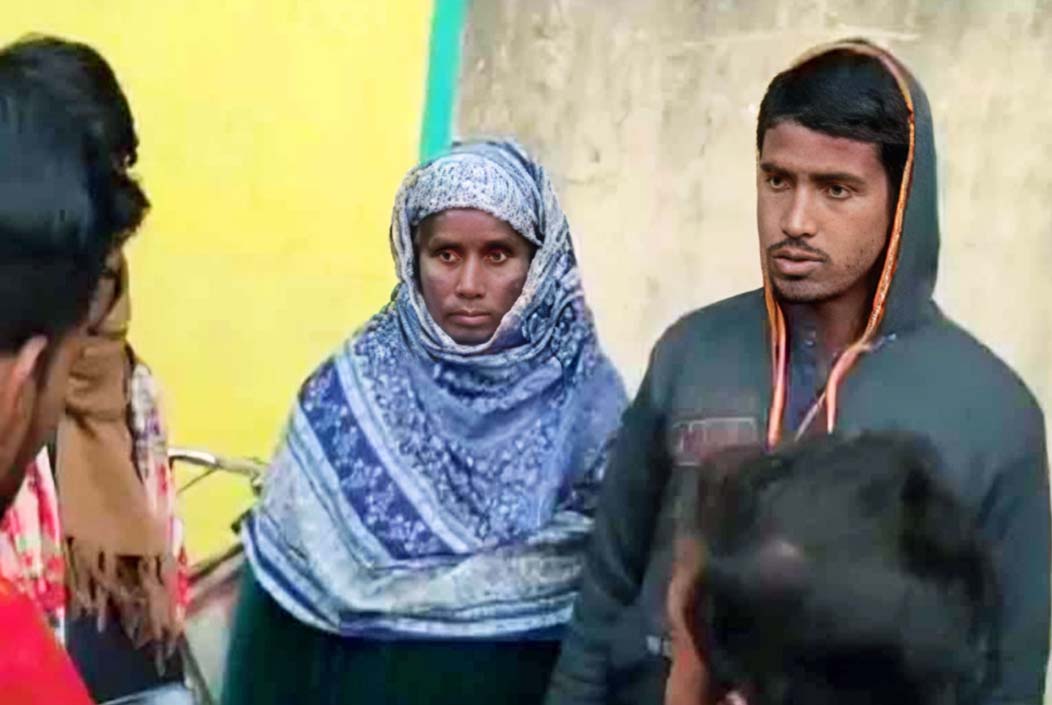 বাবা বিক্রি করে দেয় মা ও ছেলেকে, ২৪ বছর পর মা'কে নিয়ে ঘরে ফিরল ছেলে বাবা বিক্রি করে দেয় মা ও ছেলেকে, ২৪ বছর পর মা'কে নিয়ে ঘরে ফিরল ছেলে