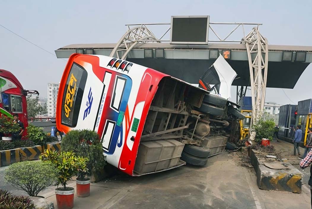 রাজধানীর হানিফ ফ্লাইওভারে বাস উল্টে গেছে রাজধানীর হানিফ ফ্লাইওভারে বাস উল্টে গেছে
