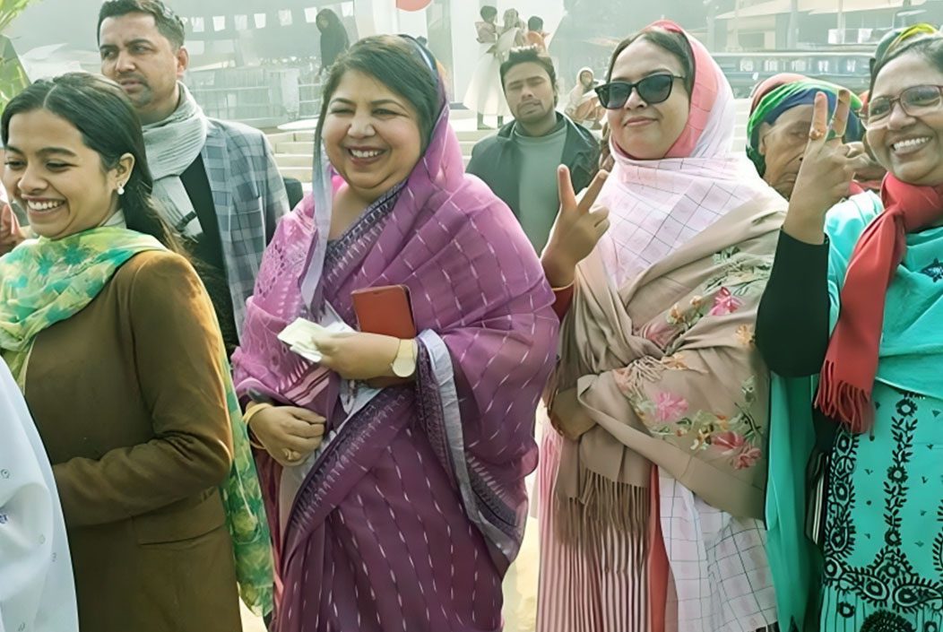লাইনে দাঁড়িয়ে ভোট দিলেন জাতীয় সংসদের স্পিকার শিরিন শারমিন লাইনে দাঁড়িয়ে ভোট দিলেন জাতীয় সংসদের স্পিকার শিরিন শারমিন