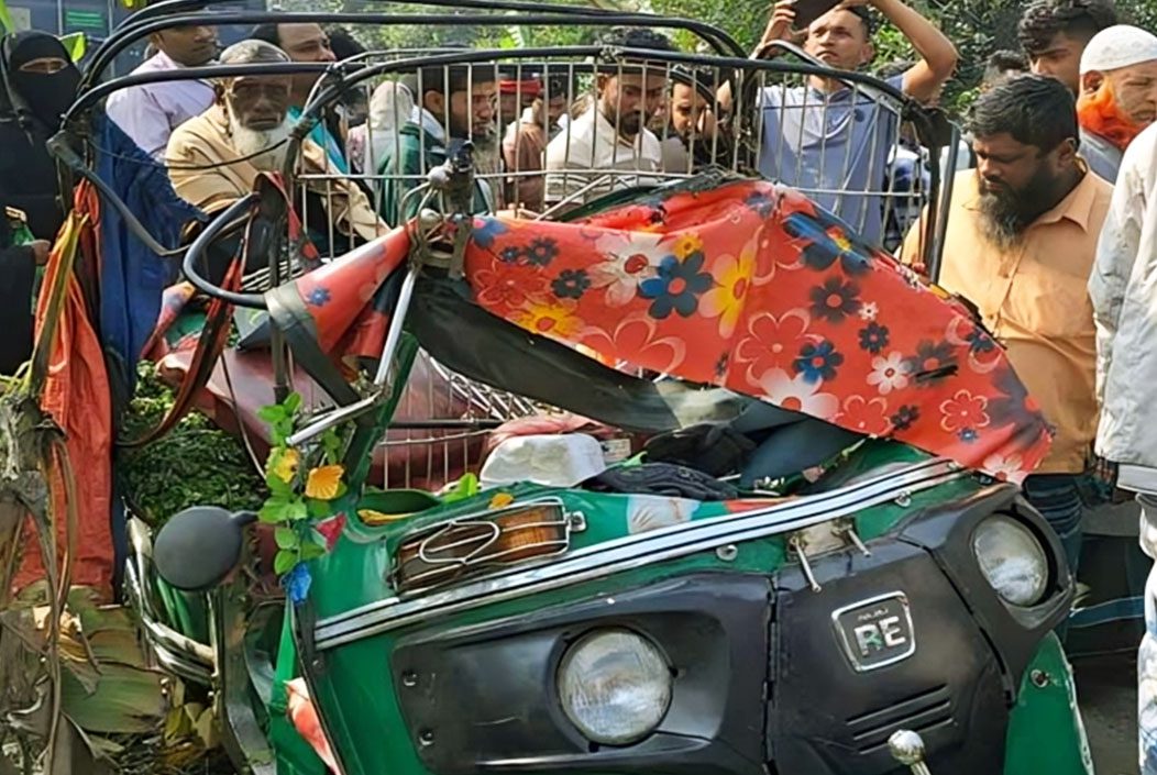 কুমিল্লার দাউদকান্দিতে কাভার্ডভ্যান-সিএনজি মুখোমুখি সংঘর্ষে নারীসহ নিহত ৫ কুমিল্লার দাউদকান্দিতে কাভার্ডভ্যান-সিএনজি মুখোমুখি সংঘর্ষে নারীসহ নিহত ৫