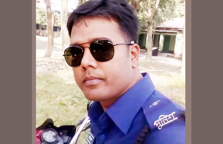 কুষ্টিয়া শহরে স্ত্রী-সন্তানসহ তিনজনকে হত্যার দায়ে পুলিশ কর্মকর্তার মৃত্যুদণ্ড কুষ্টিয়া শহরে স্ত্রী-সন্তানসহ তিনজনকে হত্যার দায়ে পুলিশ কর্মকর্তার মৃত্যুদণ্ড