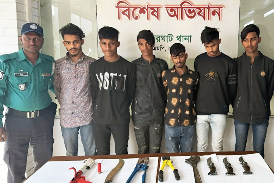 চট্টগ্রামে ডাকাত চক্রের ৬ সদস্য আটক, স্বর্ণসহ অস্ত্র উদ্ধার চট্টগ্রামে ডাকাত চক্রের ৬ সদস্য আটক, স্বর্ণসহ অস্ত্র উদ্ধার