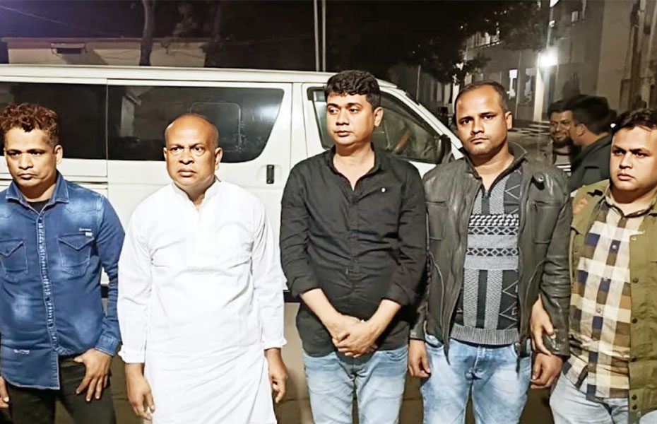 যশোরের পালবাড়িতে পৌর কাউন্সিলরসহ গ্রেফতার ৪ যশোরের পালবাড়িতে পৌর কাউন্সিলরসহ গ্রেফতার ৪