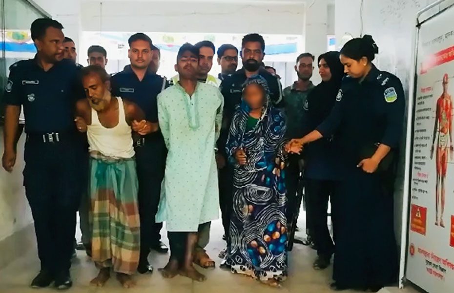 তিন পুলিশ সদস্যকে কুপিয়ে আহতের ঘটনায় মা-ছেলেসহ আটক ৩ তিন পুলিশ সদস্যকে কুপিয়ে আহতের ঘটনায় মা-ছেলেসহ আটক ৩