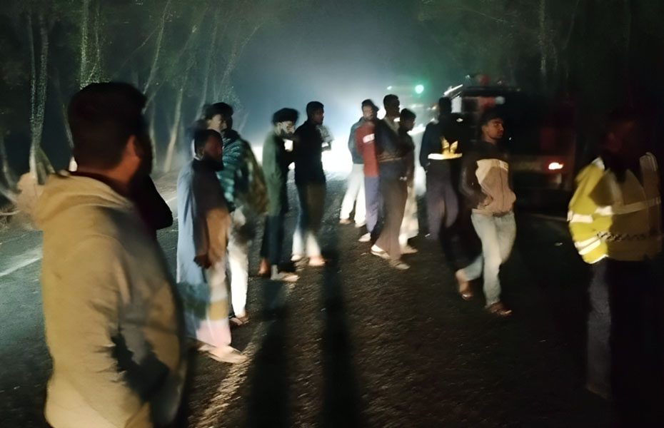 দিনাজপুরের পার্বতীপুরে ট্রাকচাপায় পুলিশ সদস্য নিহত দিনাজপুরের পার্বতীপুরে ট্রাকচাপায় পুলিশ সদস্য নিহত