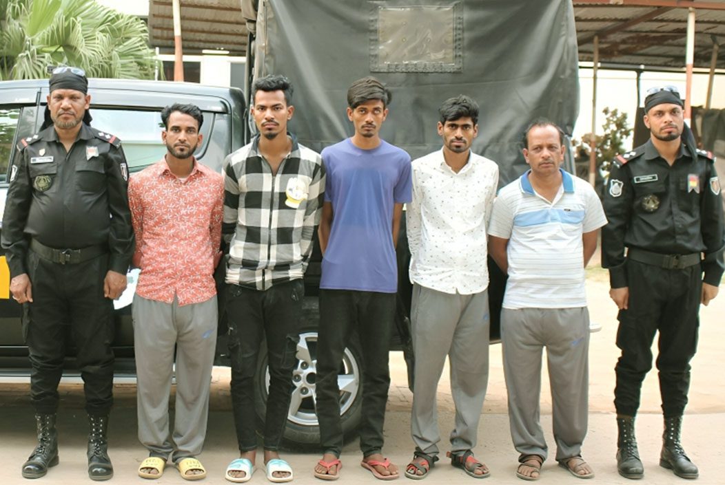 নারায়ণগঞ্জের ফতুল্লায় ডাকাত দলের সর্দারসহ ৫ সদস্য আটক নারায়ণগঞ্জের ফতুল্লায় ডাকাত দলের সর্দারসহ ৫ সদস্য আটক