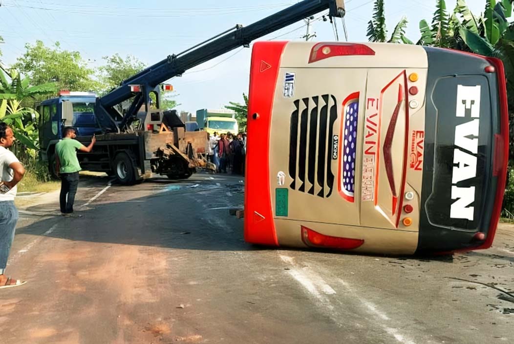 বাগেরহাটে যাত্রীবাহী বাস উল্টে গিয়ে পুলিশসহ আহত ২০ বাগেরহাটে যাত্রীবাহী বাস উল্টে গিয়ে পুলিশসহ আহত ২০